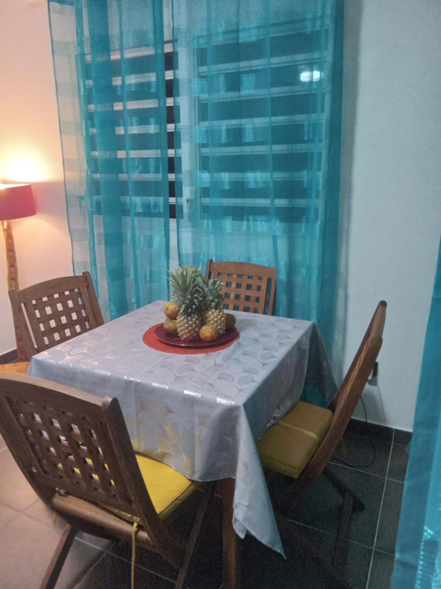 Les Pieds Dans L'Eau Chez Syl Apartment Le Moule Luaran gambar